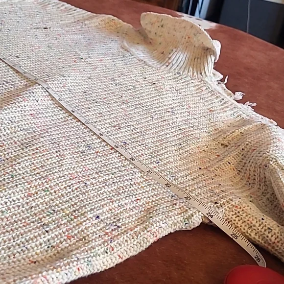 ⭐ $5 ⭐  Destroyed/Frayed Cream Turtleneck Sweater Size Medium - Picture 9 of 10